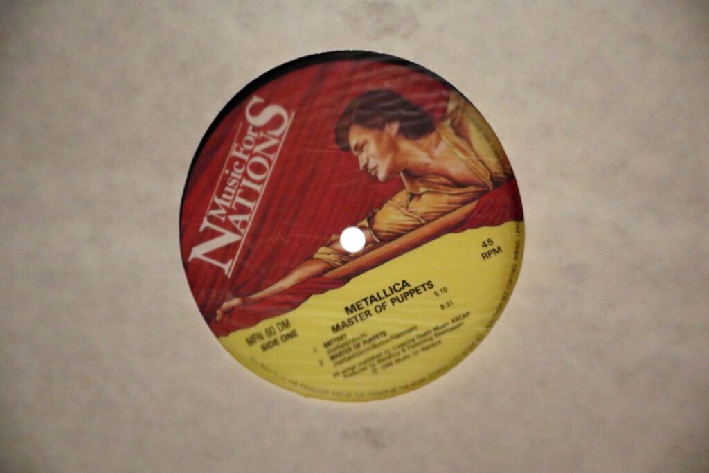 Master of Puppets dei Metallica: recensione e vinile da collezione 6 master of puppets metallica Music for Nations MFN 60 DM. label 1